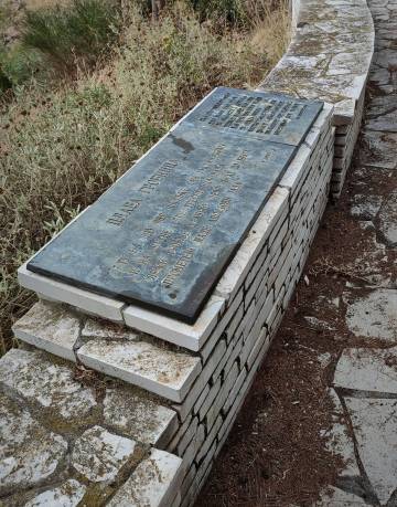  ''Plava grobnica'' na spomen ploči; Foto: privatna arhiva/ Tijana Ćosić